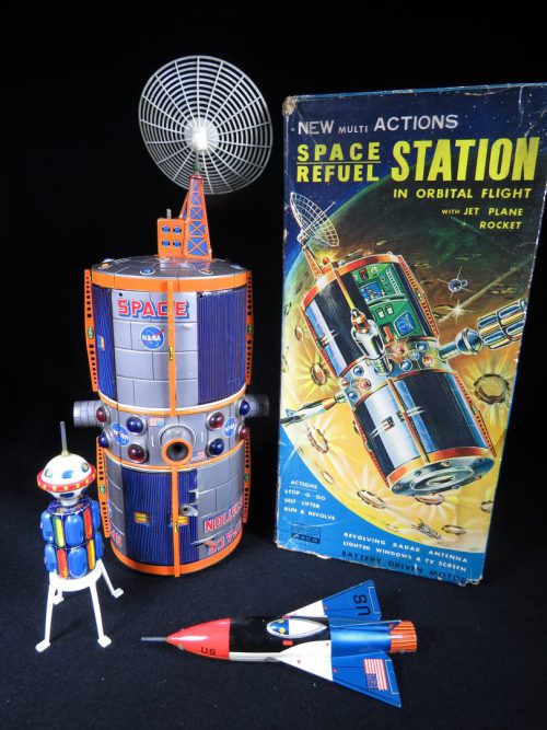 Antique Vintage Space Refuel Station - Waco – Japan Tin Lithograph Battery Operated Futuristic Space Craft Toy For Sale